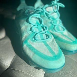 Nike Mesh light weight sneaker size 7.5! Cute and stylish. Airmax bubble sole